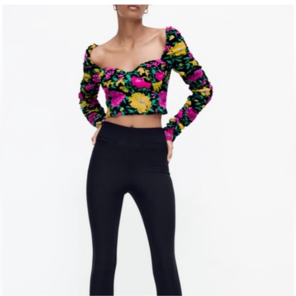 Long-sleeves Black Floral Crop Top